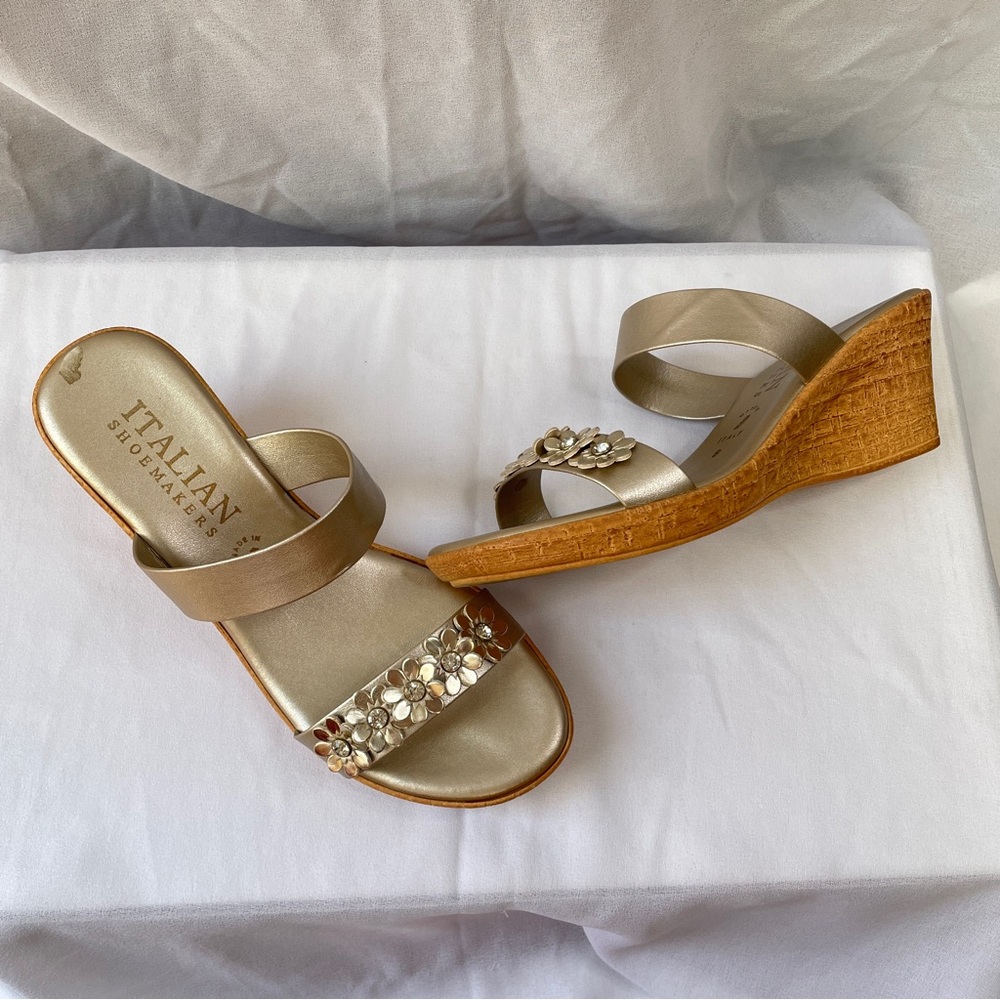 Italian Shoemakers Flower Wedge Size 8